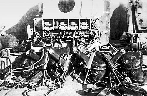 兰州空战中被击落的日机上飞行员使用的手枪及通讯设备