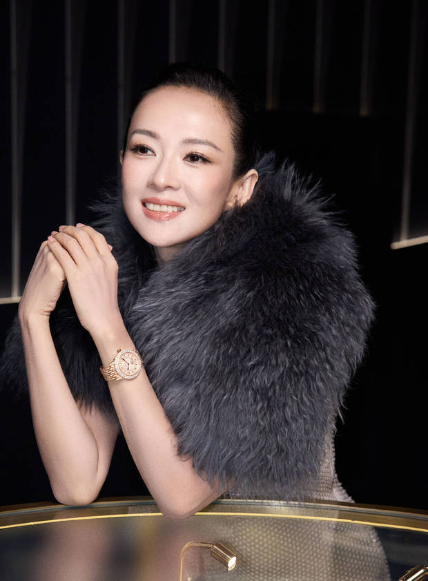 章子怡绽放明媚笑容，面容红润，气色好！