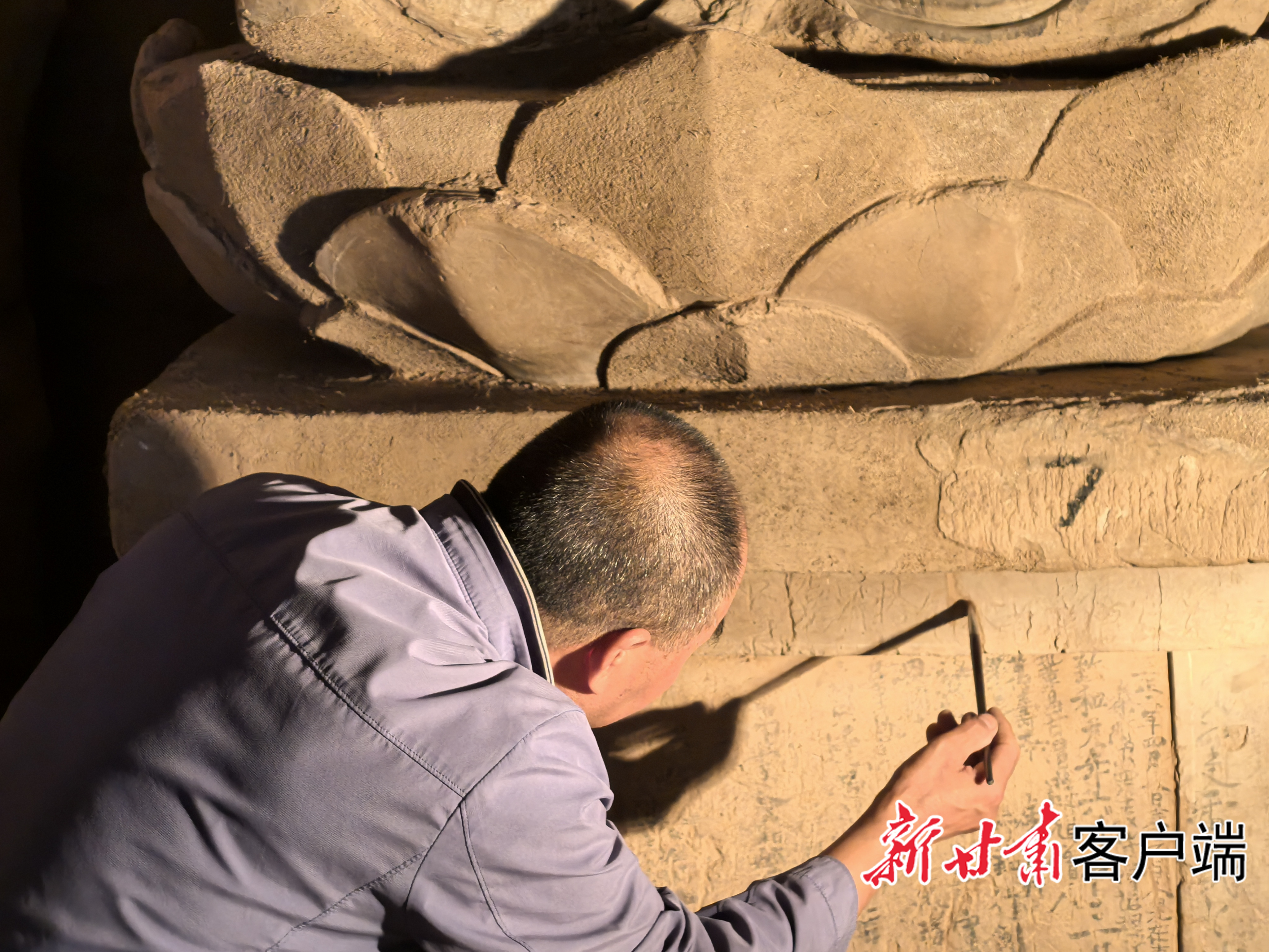 麦积山石窟艺术研究所保护研究室高级文物修复师牟常正一点点填补着宋代的佛坐像裂缝