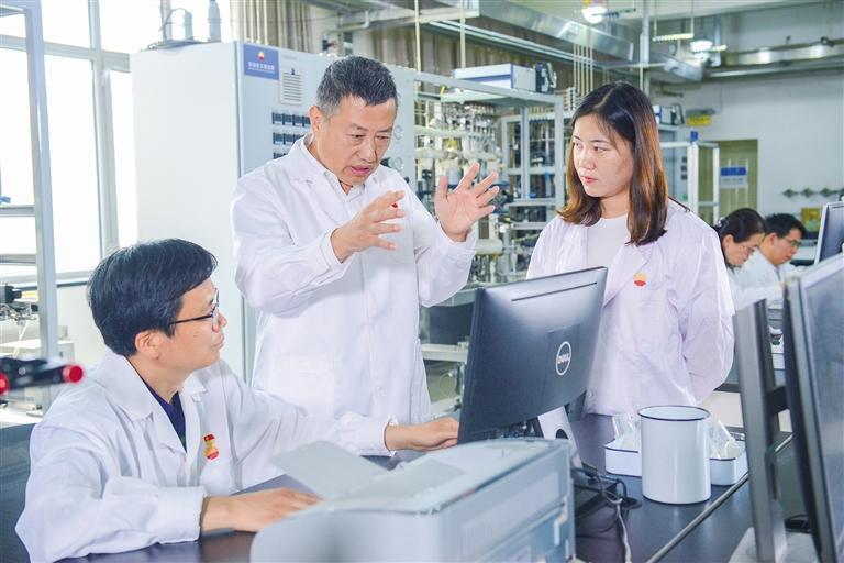 高雄厚院士（中）与他的研究团队