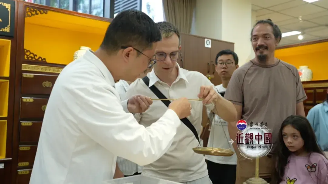 国际援华医生后裔们参观了青云集市，并体验了中医文化
