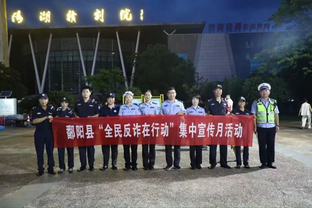 ▲义警张文俊（左三）