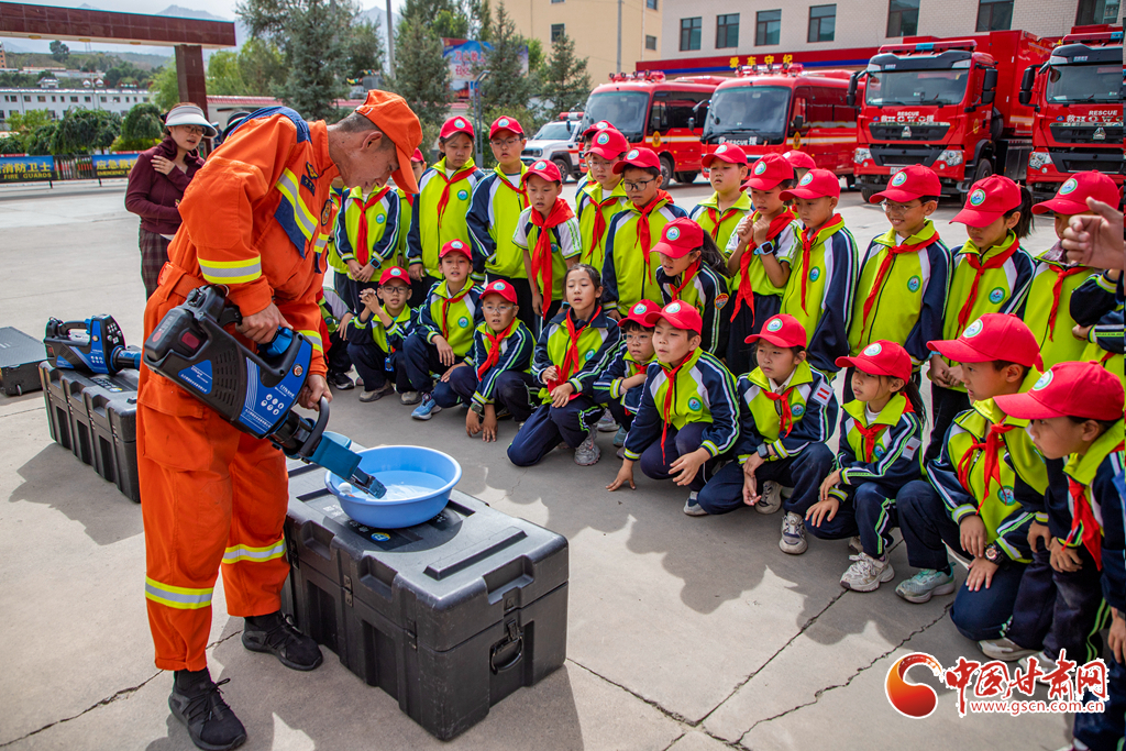 消防队员正在对救援装备进行演示