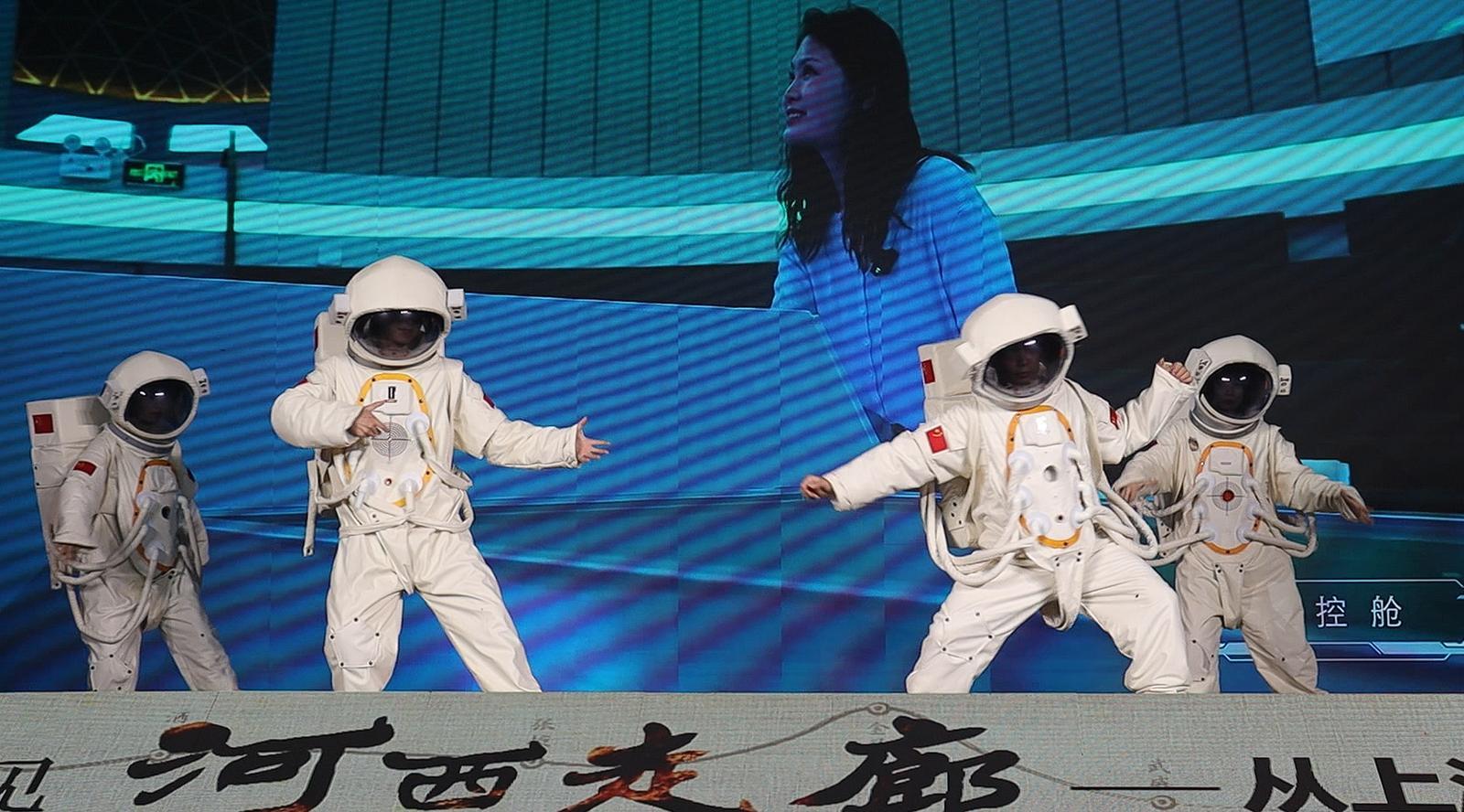 △“火星娃娃”在舞台上表演街舞