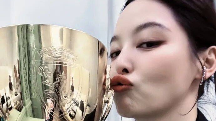 威尼斯影后辛芷蕾发亲吻奖杯照片回应拿奖：感恩所有；演员李冰冰、高叶发文祝贺辛芷蕾封面图
