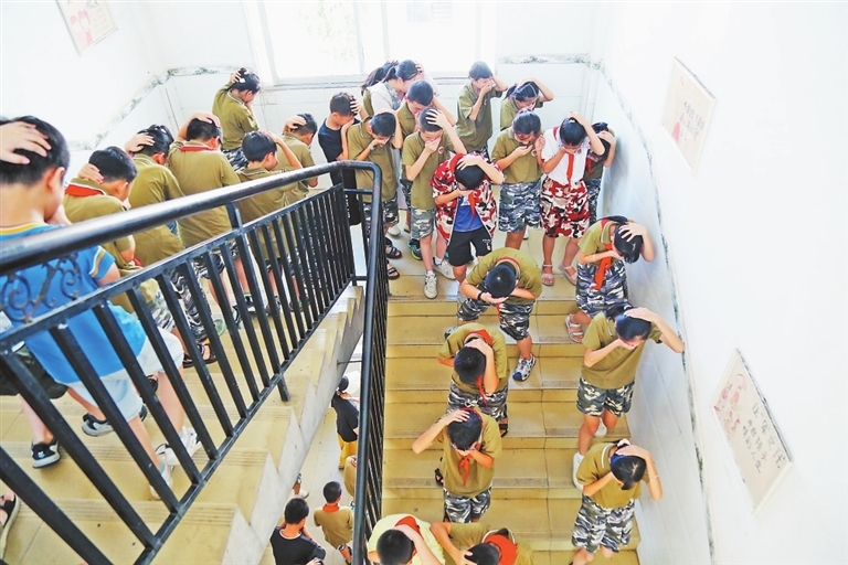 多彩活动进校园（图）