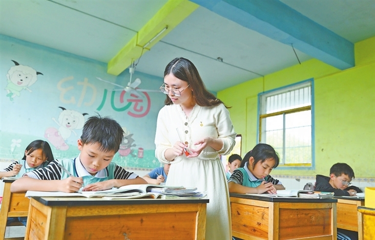 老师因材施教,关注每名学生的课堂表现。