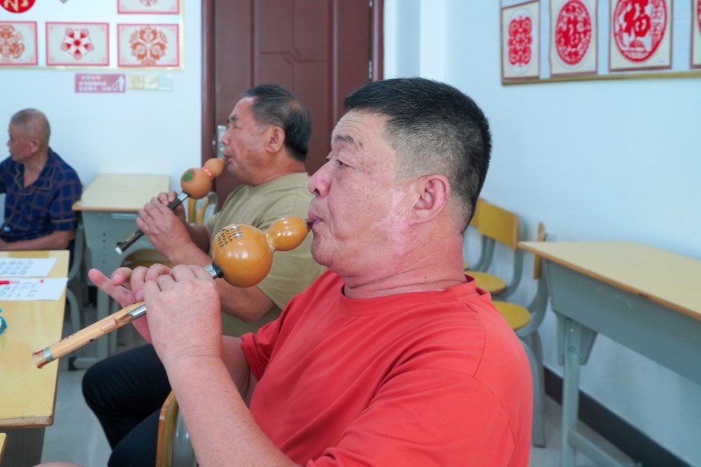 葫芦丝班学员在学习吹奏技巧。
