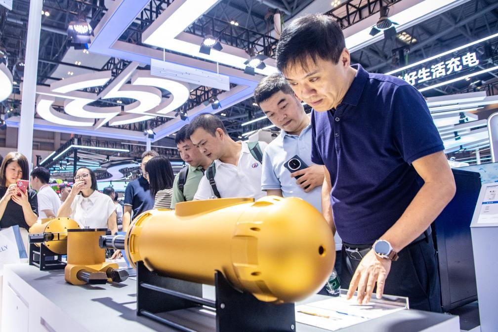 9月5日，观众在智博会上参观激光云粒子成像仪。新华社记者 唐奕 摄