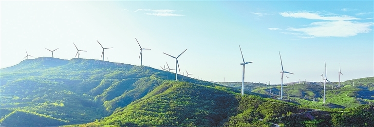 9月1日，洛阳市宜阳县樊村镇，风电机组在蓝天白云映衬下，成为一道亮丽的风景线。 李卫超 田义伟 摄