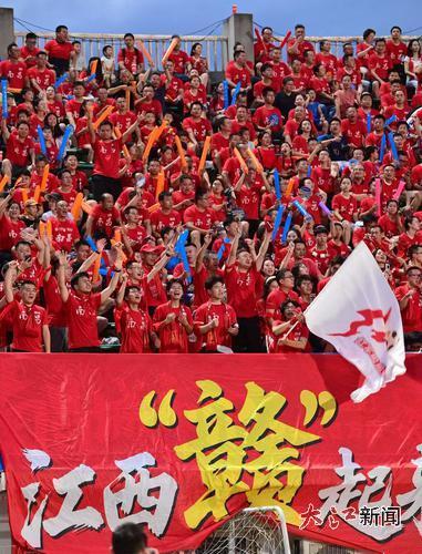 南昌八一体育场里,球迷为自己的球队加油助威。江西日报全媒体首席记者杨继红摄