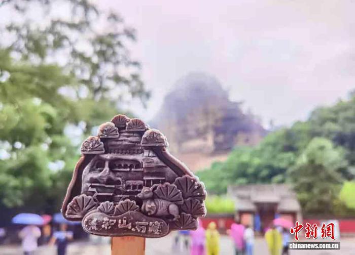 2021年7月，文创雪糕“打卡”世界文化遗产麦积山石窟。(资料图)张婧　摄