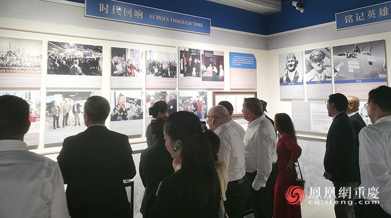 嘉宾参观图片展