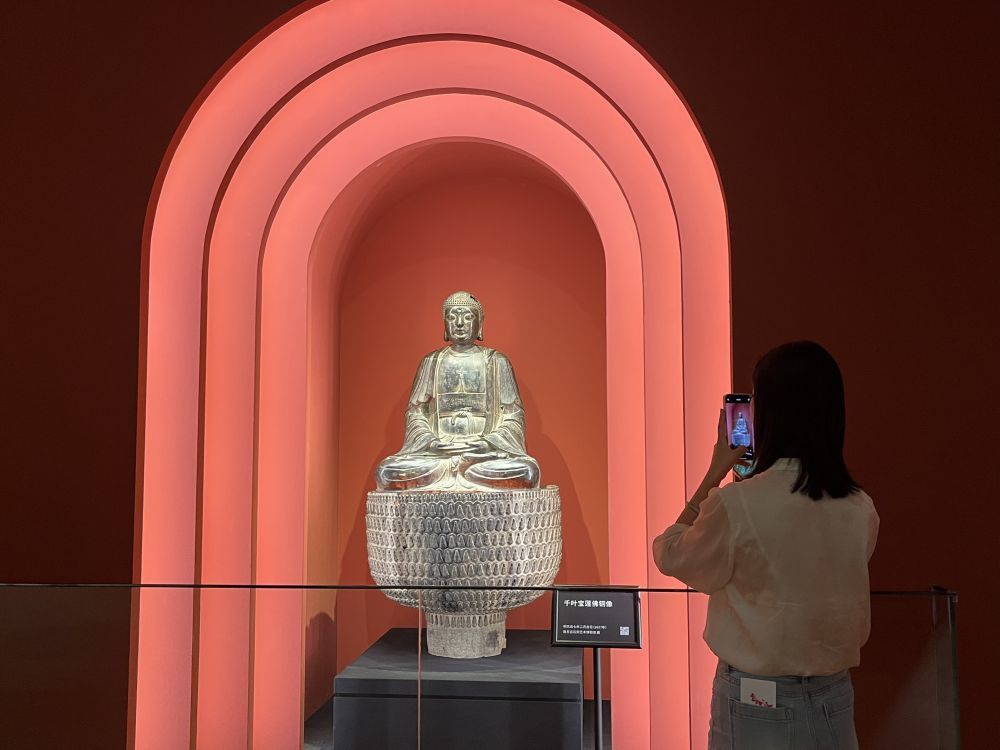 9月10日，观众参观“东方微笑　跨越千年——佛教造像艺术展”。新华社记者　张玉洁　摄