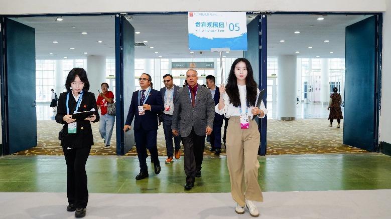 专业导览小组首秀投洽会 定制化服务获全球点赞