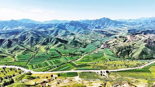 8月13日拍摄的草原景色。曾经沙化严重的丰宁满族自治县小坝子乡已绿意盎然。本报记者 陈宝云摄