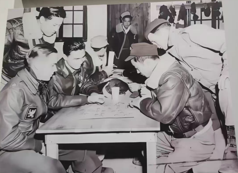 中美空军混合团成员在战斗间隙,在中国某航空基地的警卫室内下象棋放松