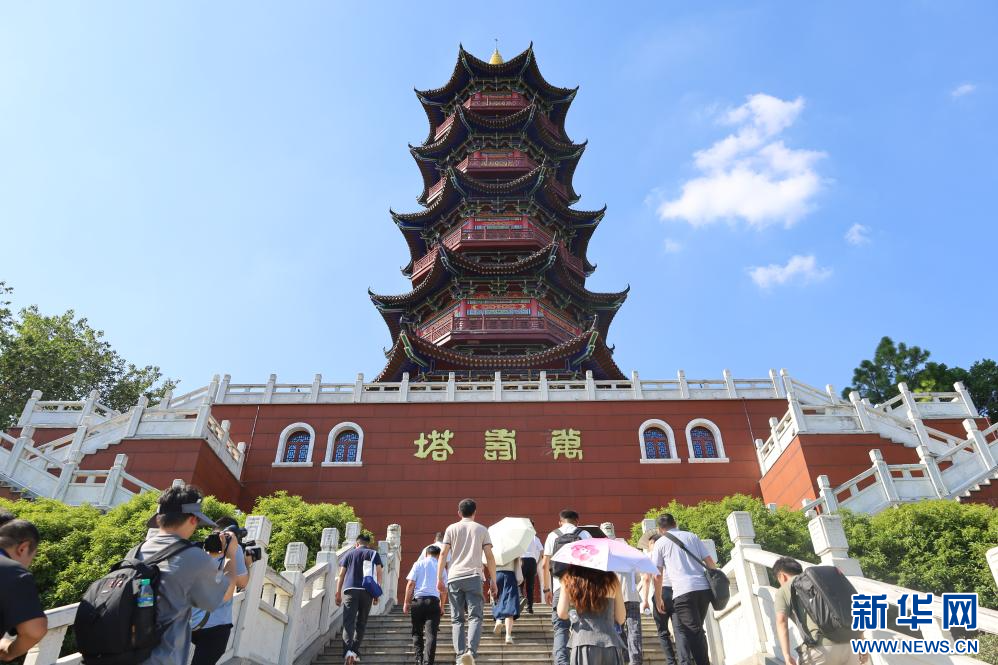 在江西南昌象湖风景区，市民游客到万寿塔参观。新华网 王晓震 摄