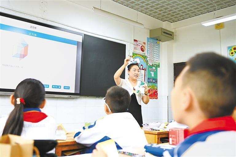 徐建婷授课的课堂上，学生们听得津津有味。