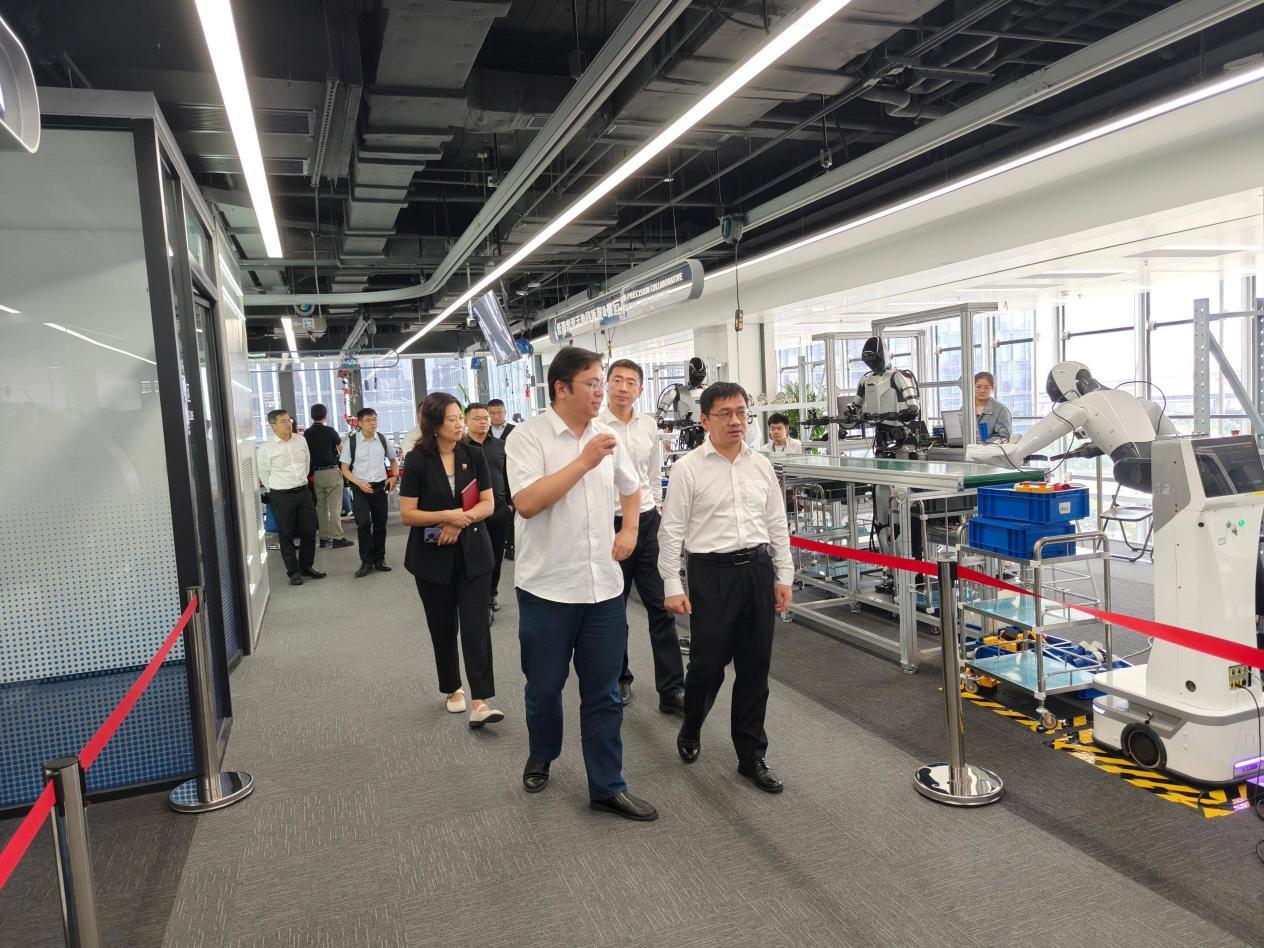 图:顺德招商团队考察张江人形机器人测训中心。