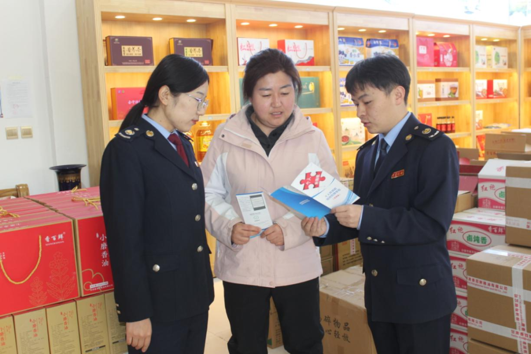 税务干部到企业开展税收政策宣传