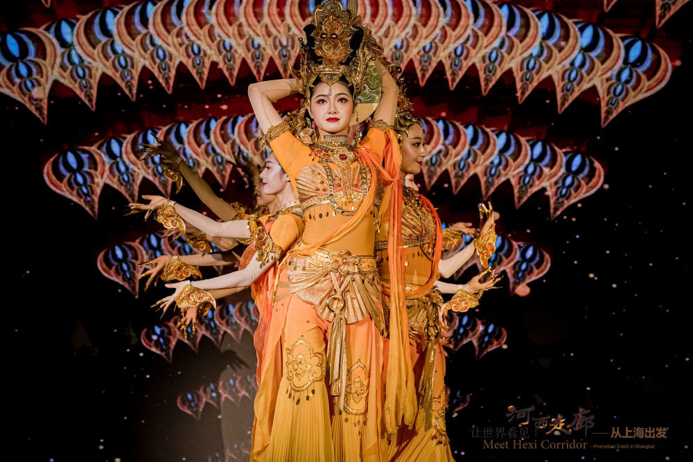 这是活动现场的敦煌舞演出 新华社发