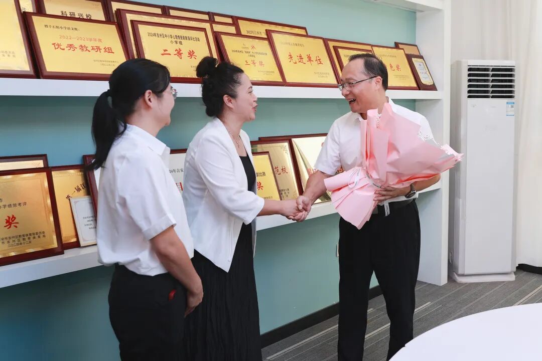 罗文江王亚联走访慰问教师代表