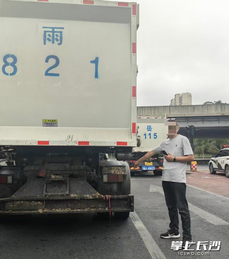 查处现场。 开福交警供图