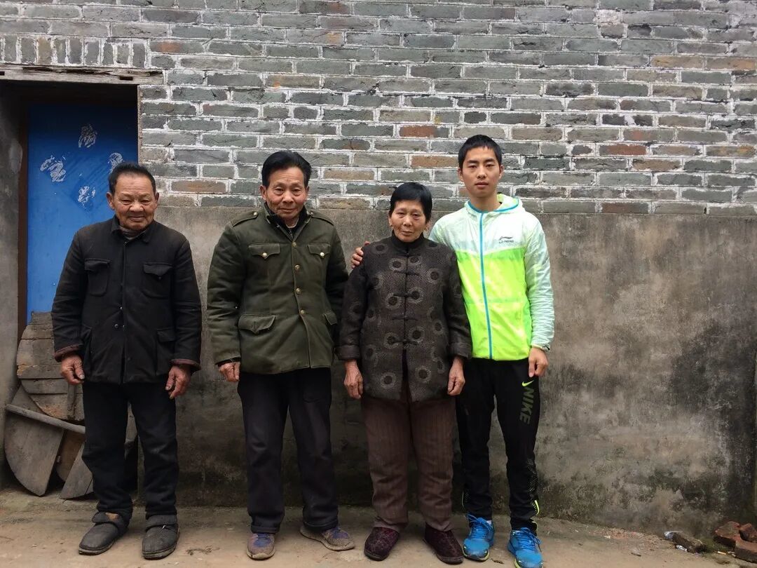 ▲刘超龙与爷爷奶奶的合照。