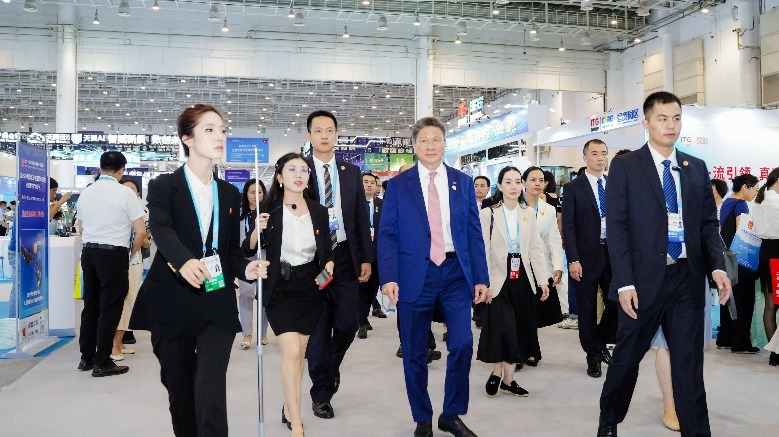 专业导览小组首秀投洽会 定制化服务获全球点赞