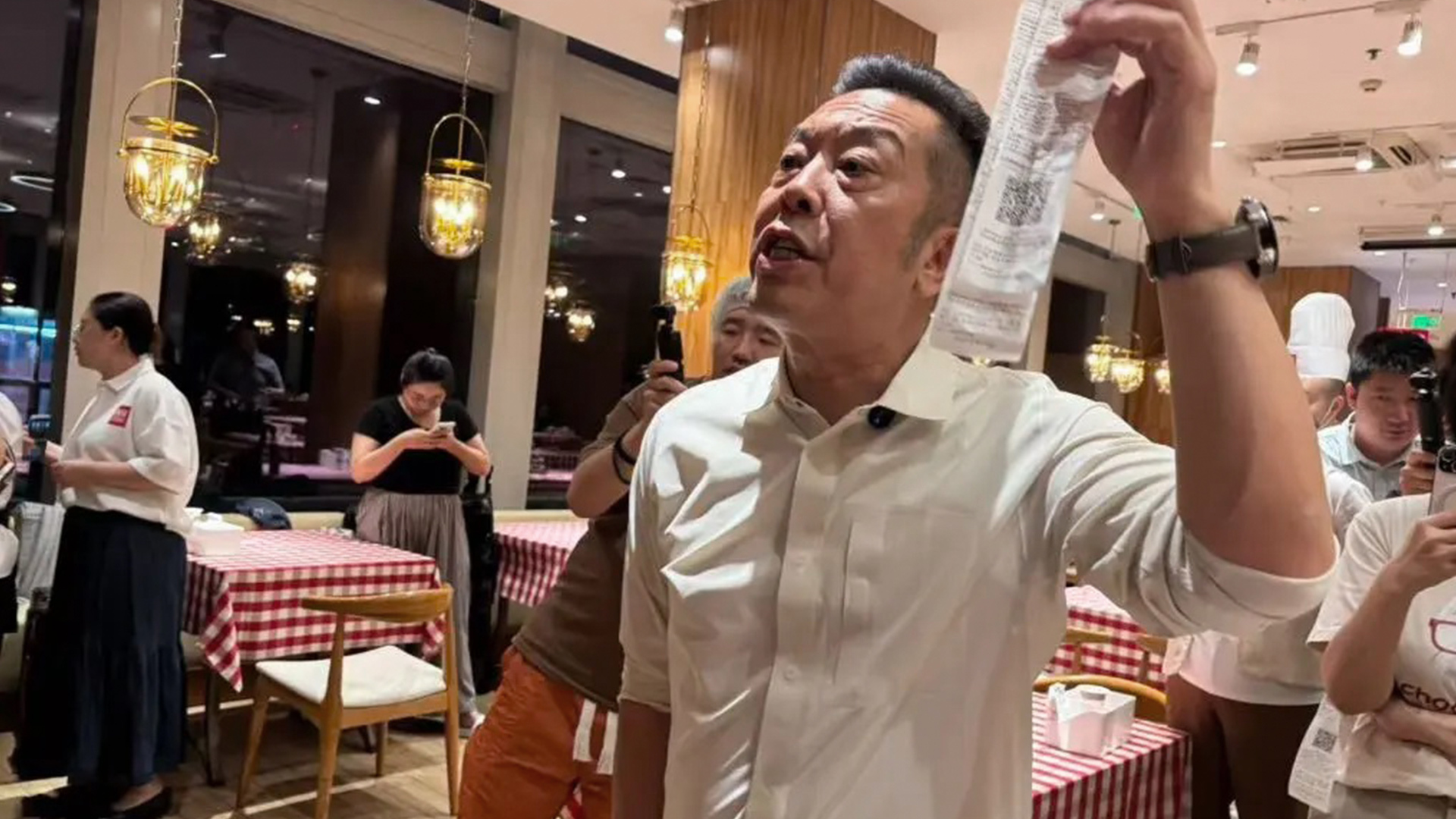 西贝创始人回应被指是预制菜：一定会起诉罗永浩，将开放后厨，消费者可看菜品制作过程