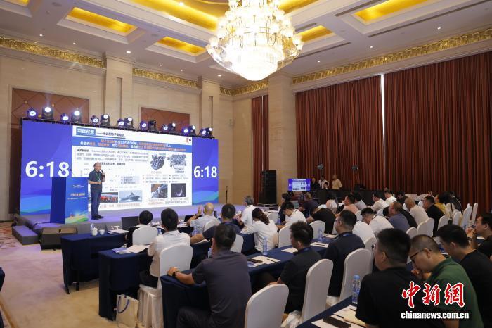 图为10日，江西省首届高层次人才创新创业大赛期间，选手以“项目路演+现场答辩”的形式参赛。江西省委人才办供图