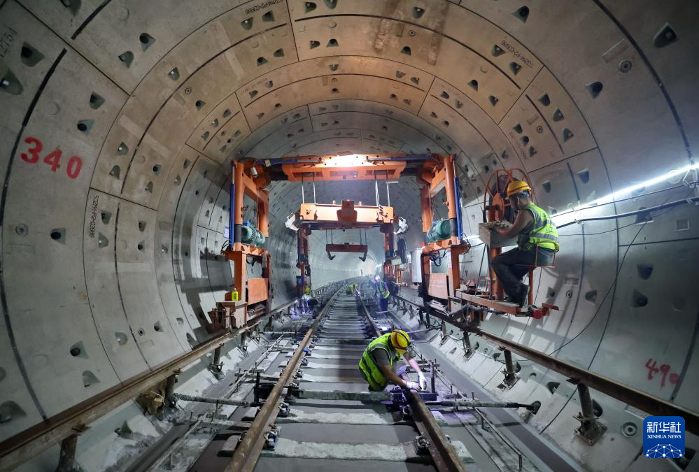 9月7日，工人在石家庄地铁4号线一期工程建设工地施工。