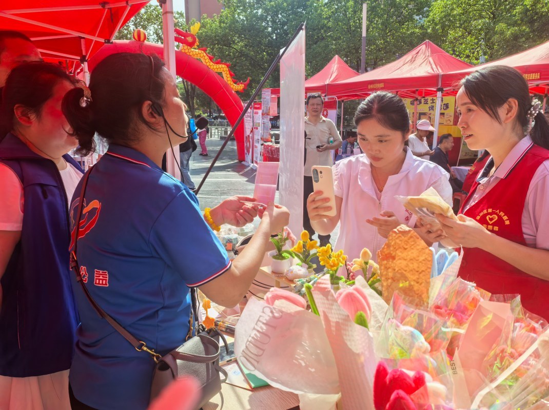 市民在购买义卖品。