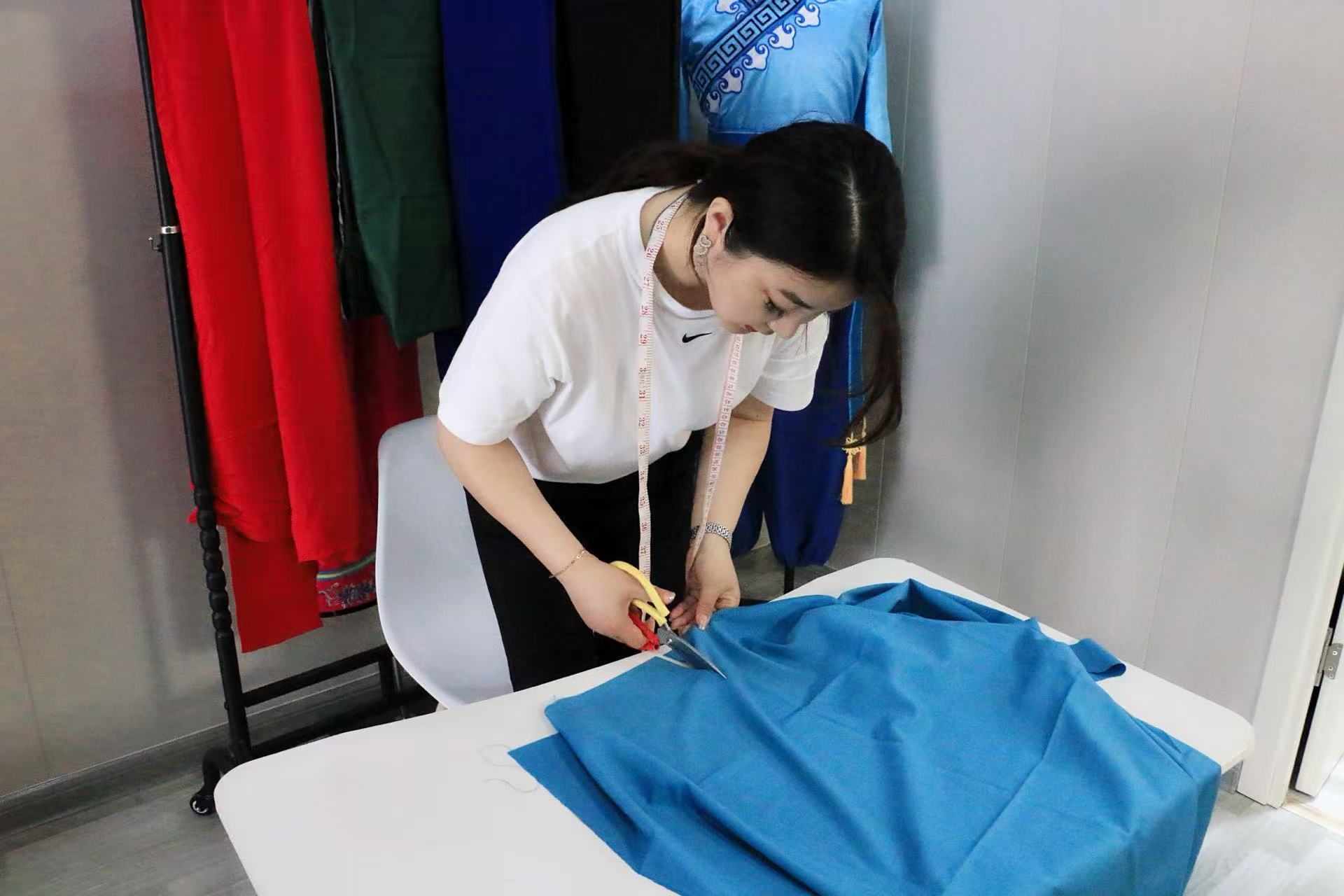 青岛乡里乡亲|史夏:针缀时光 传承创新 点亮胶州秧歌服饰新时代民俗之美