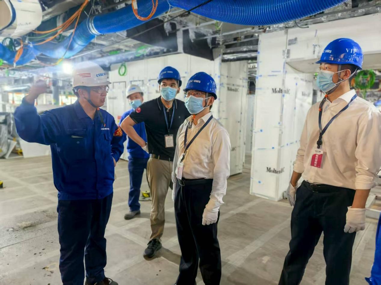 图:顺德招商团队在上海外高桥考察爱达花城号船体内部装配。