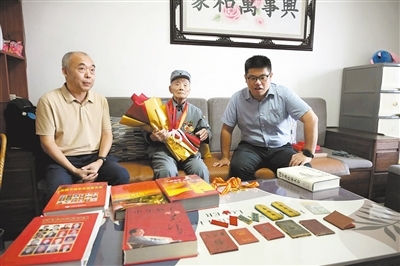 張春森（中）展示軍功章等珍貴物品