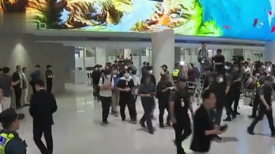 316名被美拘押的韩国公民回国，民众欢呼迎接