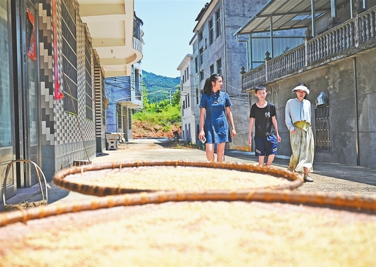 9月3日,老师陪着孩子们回家,进行新学年家访。