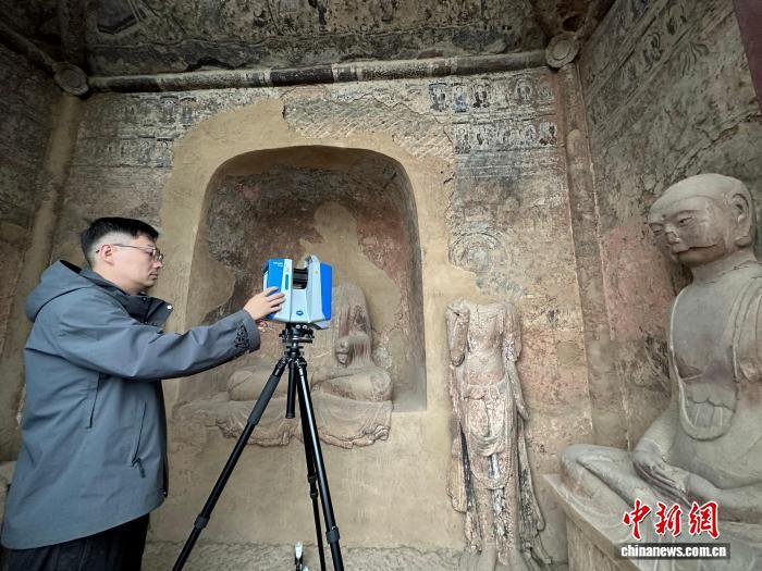 9月2日，工作人员正在对麦积山石窟进行数字化采集。中新社记者　丁思　摄