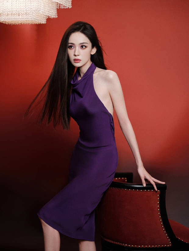 娜扎秀发飞扬，女神范儿十足。