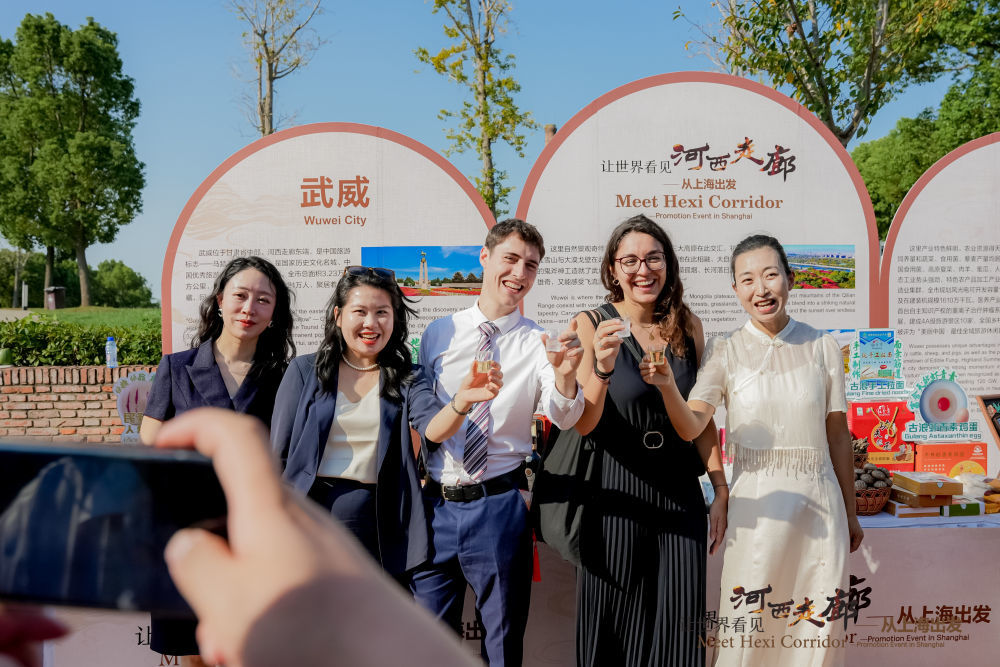 嘉宾在活动现场品鉴当地特色果饮 新华社发