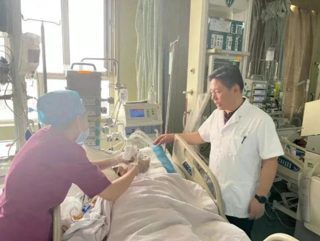 徐向东：“让南疆百姓看得好病”变成可触摸得到的现实