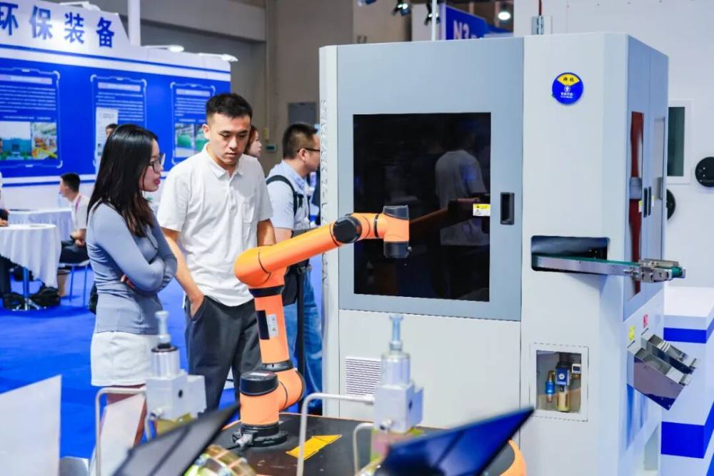 ▲2025智博会现场展示的首台套产品，吸引专业观众驻足打探。（市经济信息委供图）