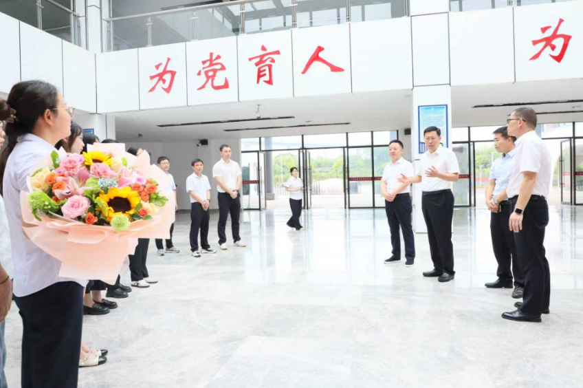 江西九江八里湖新区:开展教师节走访慰问活动