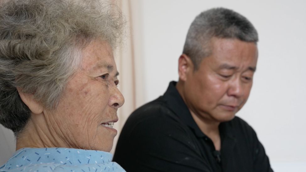 儿子从千万富豪到欠债4600万摆摊卖烤肠，80多岁母亲崩溃痛哭