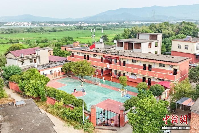 图为航拍江西省南昌市新建区石埠镇乌城小学。(无人机照片)刘力鑫 摄