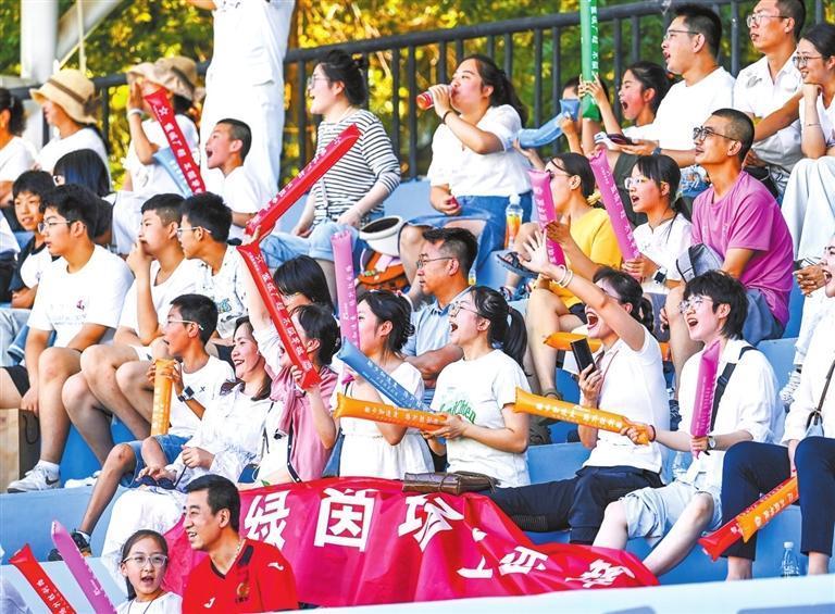 观众为球员加油喝彩