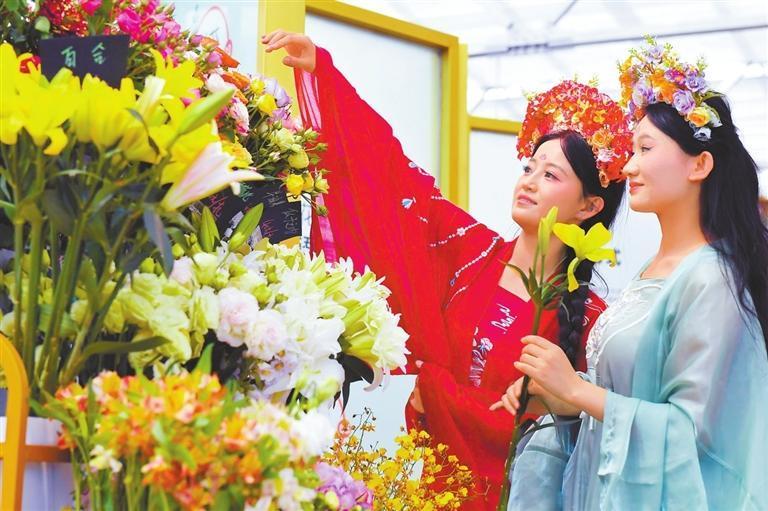 临夏牡丹产业园花卉艺术中心举行汉服巡游活动　本版摄影：新甘肃·甘肃日报记者　田 蹊　马伊星