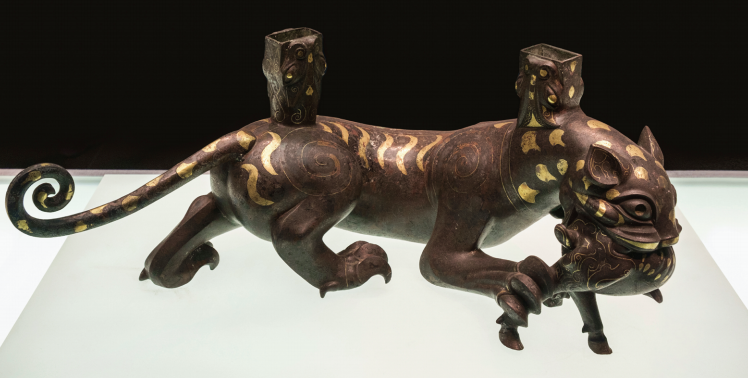 中山王墓出土错金银虎噬鹿屏风座,年代为公元前四世纪。